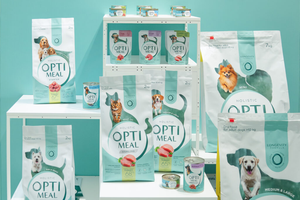 Tot mai mulți oameni percep animalele de companie ca membri cu drepturi depline ai familiei. Cum schimbă acest lucru industria de petfood în lume și în România Tot mai mulți oameni percep animalele de companie ca membri cu drepturi depline ai familiei. Cum schimbă acest lucru industria de petfood în lume și în România
